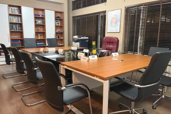 JEPET ME QIRA AMBIENT PER ZYRA TEK ISH EKSPOZITES, PERBALLE GJYKATES.