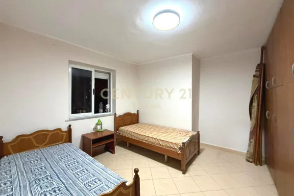 Shtepi ne shitje Apartament ne Tirane, 1+1, Mobilimi Bosh, pa mobiluar, Pagesa 90,000  Euro.