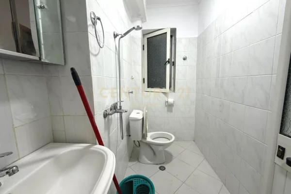 Shtepi ne shitje Apartament ne Tirane, 1+1, Mobilimi Bosh, pa mobiluar, Pagesa 90,000  Euro.
