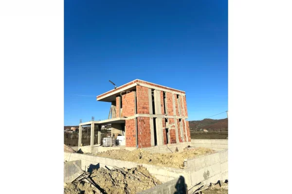 Shtepi ne shitje Vila Luksoze ne Durres, 3+1, Mobilimi Bosh, pa mobiluar, Pagesa 300,000  Euro.