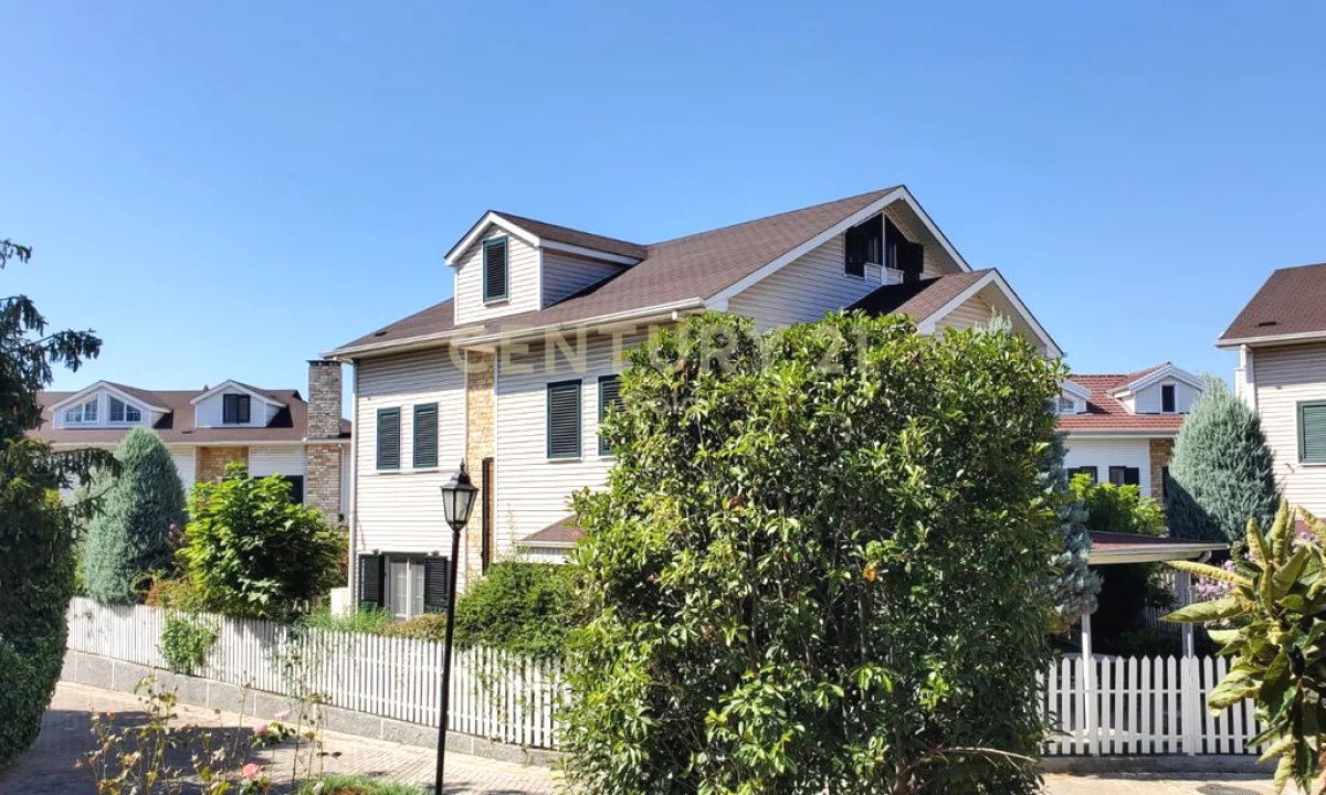 Shtepi me qera Vila Luksoze ne Tirane, 4+1, Mobilimi Pjeserisht e mobiluar, Pagesa 2,800  Euro.