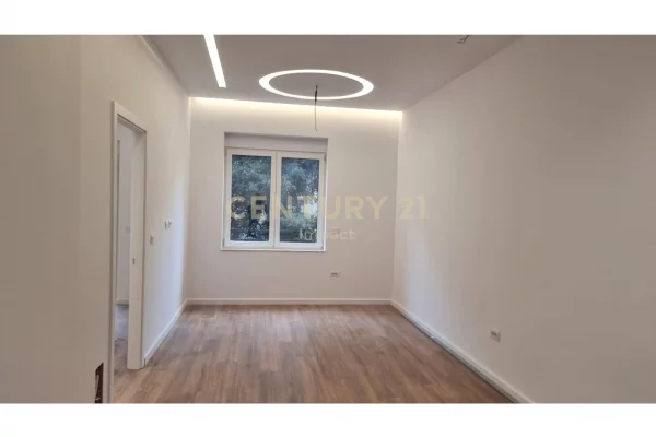 Shtepi ne shitje Apartament ne Tirane, 1+1, Mobilimi Bosh, pa mobiluar, Pagesa 150,000  Euro.