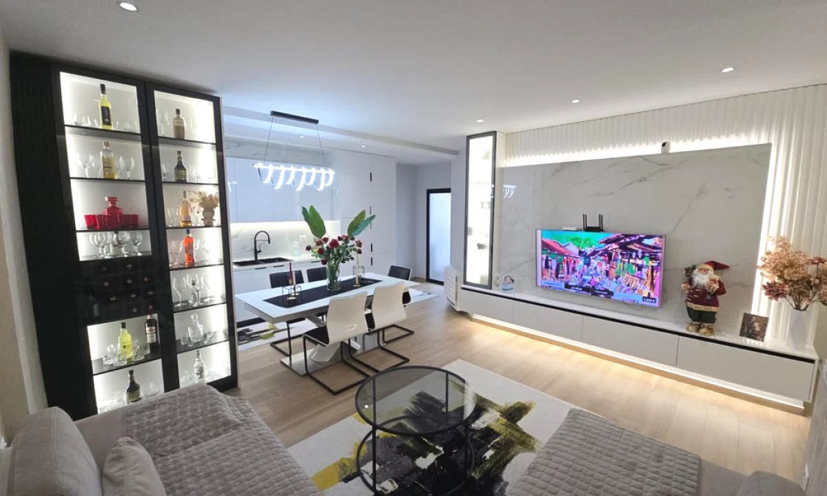 Appartamento in vendita a Valona 2+1, SemiArredato