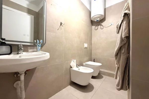 Shtepi ne shitje Apartament ne Tirane, 1+1, Mobilimi Pjeserisht e mobiluar, Pagesa 175,000  Euro.