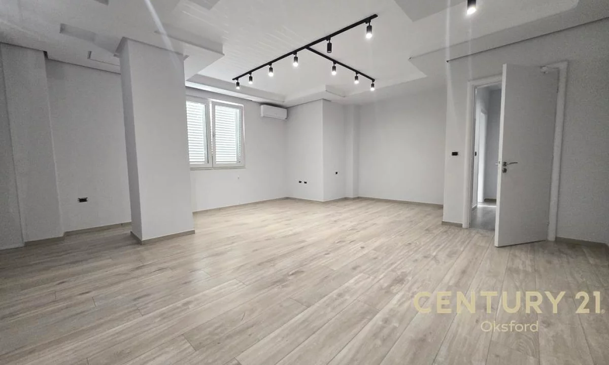 JEPET ME QIRA AMBIENT ZYRE PRANE STADIUMIT AIR ALBANIA