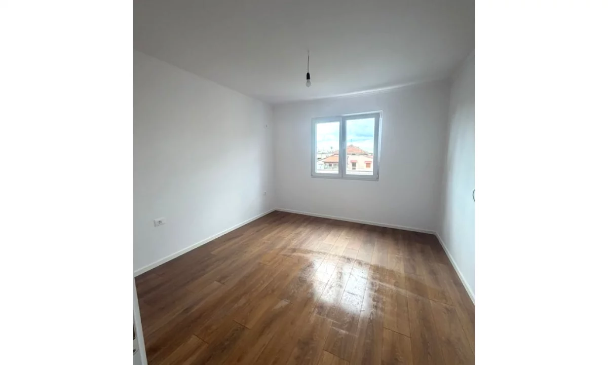 Shtepi ne shitje Apartament ne Tirane, 1+1, Mobilimi Bosh, pa mobiluar, Pagesa 98,000  Euro.