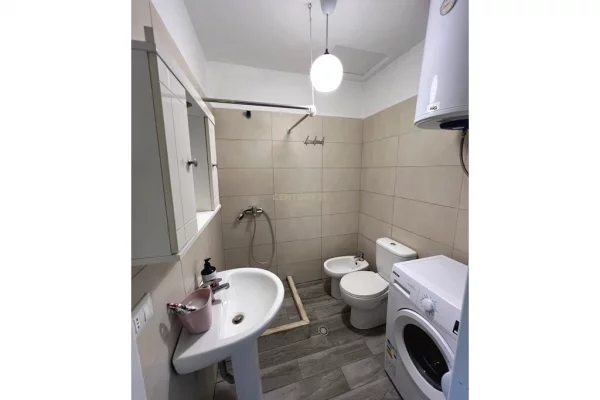 Shtepi me qera Apartament ne Tirane, 2+1, Mobilimi Pjeserisht e mobiluar, Pagesa 550  Euro.