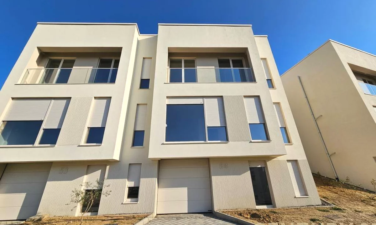 Shtepi me qera Vila Luksoze ne Tirane, 3+1, Mobilimi Bosh, pa mobiluar, Pagesa 1,300  Euro.