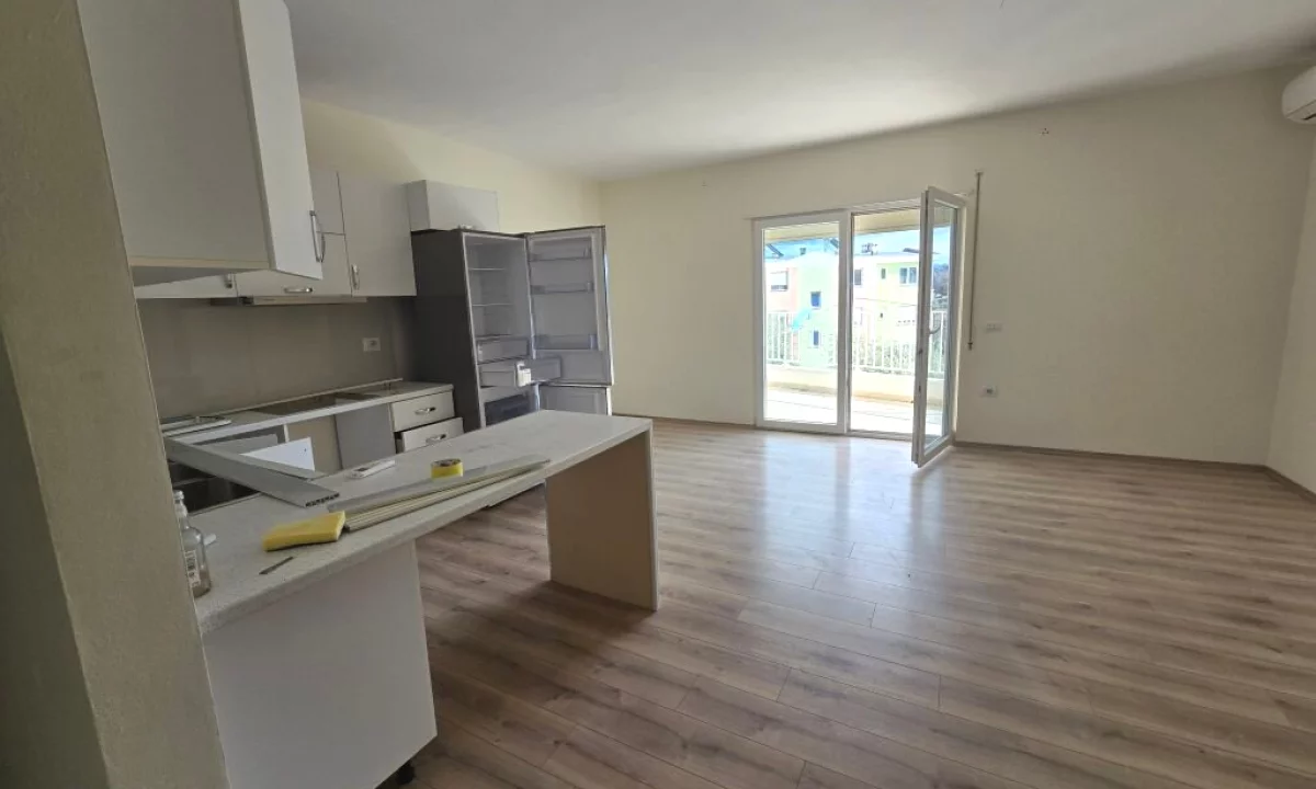 Shtepi ne shitje Apartament ne Tirane, 3+1, Mobilimi Bosh, pa mobiluar, Pagesa 289,000  Euro.