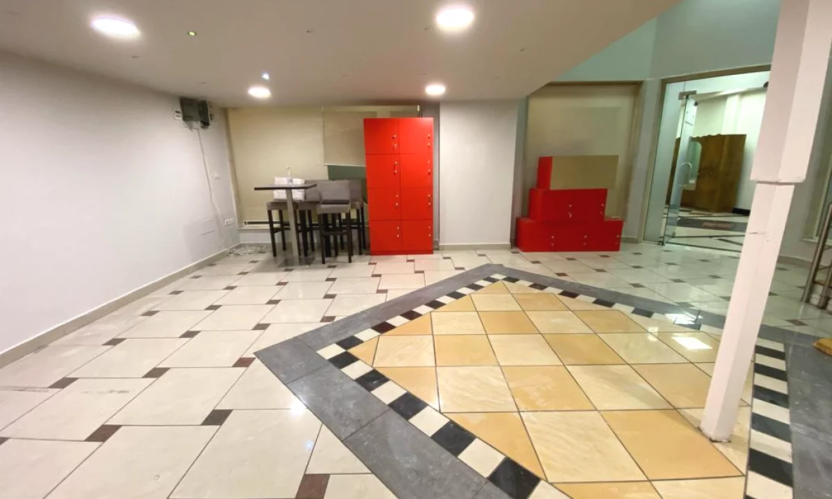 SHITET NJESI BIZNESI TEK QENDRA GALERIA,  RRUGA E BARRIKADAVE 