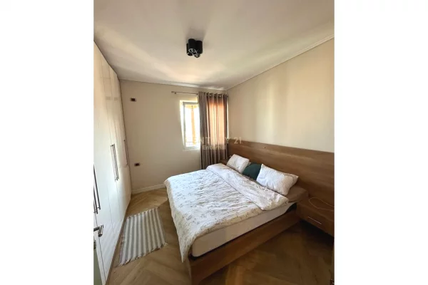 Shtepi ne shitje Apartament ne Tirane, 1+1, Mobilimi Bosh, pa mobiluar, Pagesa 150,000  Euro.