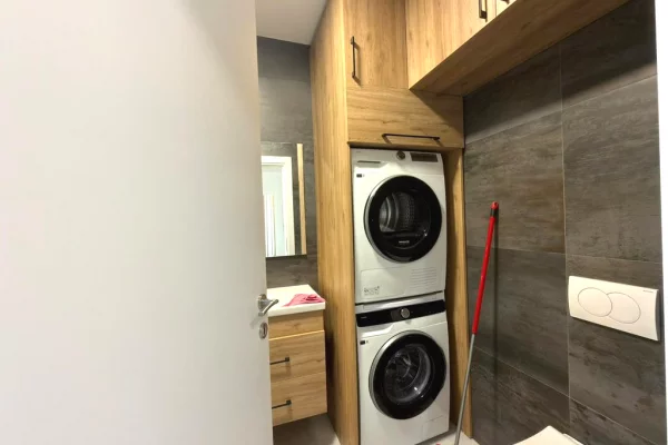 Shtepi ne shitje Apartament ne Tirane, 2+1, Mobilimi Pjeserisht e mobiluar, Pagesa 560,000  Euro.