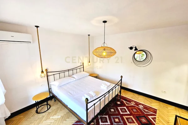 Shtepi ne shitje Apartament ne Tirane, 1+1, Mobilimi Pjeserisht e mobiluar, Pagesa 387,000  Euro.