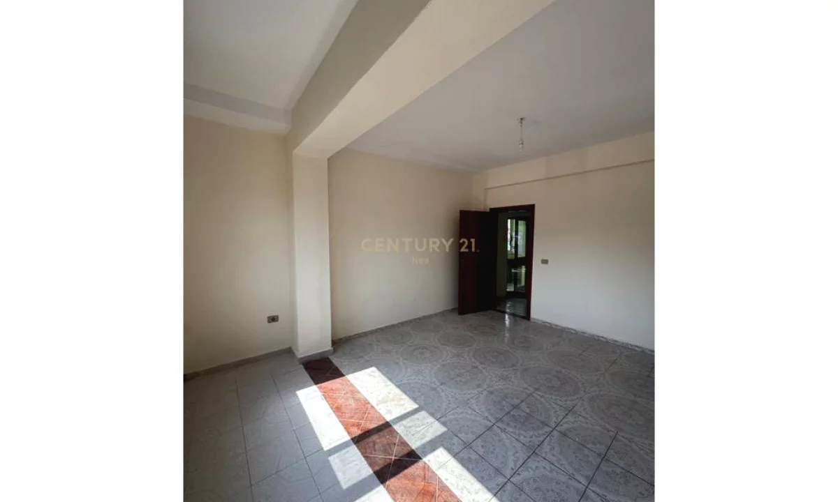 Shtepi ne shitje Apartament ne Tirane, 1+1, Mobilimi Bosh, pa mobiluar, Pagesa 168,000  Euro.