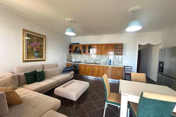 Shtepi ne shitje Apartament ne Vlore, 2+1, Mobilimi Pjeserisht e mobiluar, Pagesa 300,000  Euro.