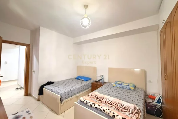 Shtepi ne shitje Apartament ne Tirane, 1+1, Mobilimi Pjeserisht e mobiluar, Pagesa 120,000  Euro.