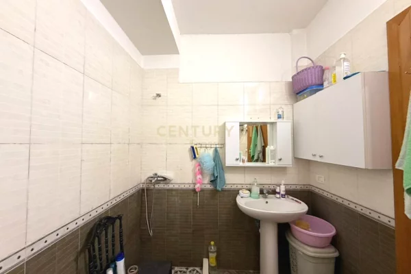 Shtepi ne shitje Apartament ne Tirane, 1+1, Mobilimi Pjeserisht e mobiluar, Pagesa 120,000  Euro.