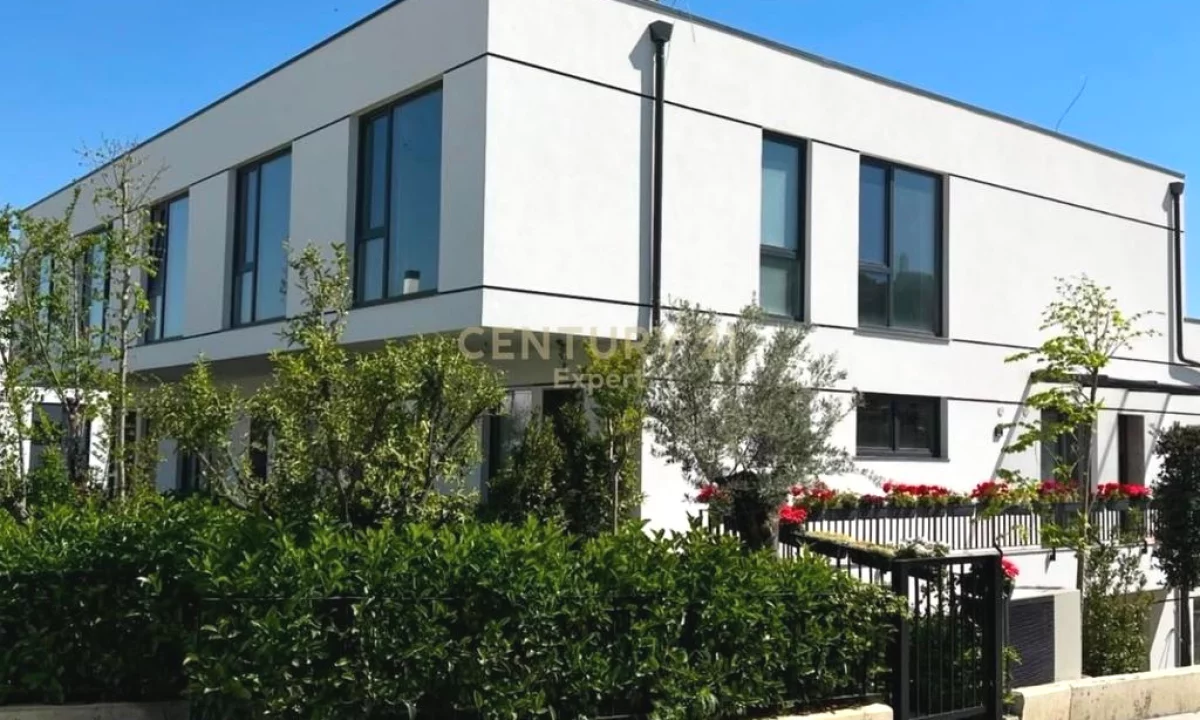 Shtepi ne shitje Duplex(shtepi me 2 kate) ne Tirane, 3+1, Mobilimi Bosh, pa mobiluar, Pagesa 977,585  Euro.