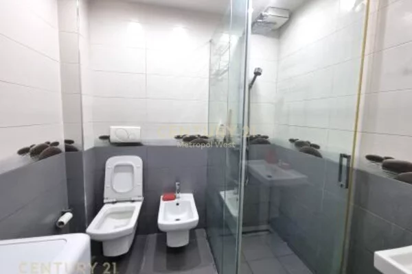 Shtepi me qera Apartament ne Tirane, 2+1, Mobilimi Pjeserisht e mobiluar, Pagesa 900  Euro.