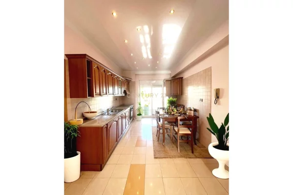 Penthouse me Qira në Zemër të Bllokut – Pranë Piceri Era