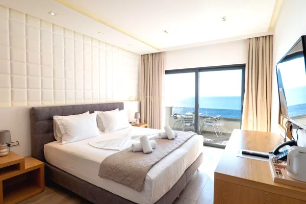 Hotel ne shitje ne Sarande – Mundesi unike investimi prane detit
