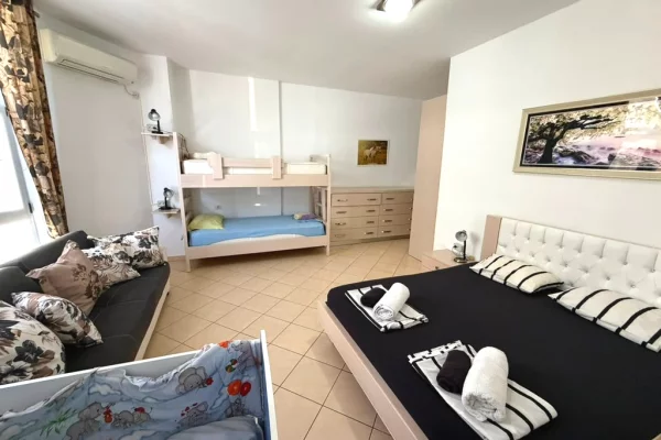 Shtepi ne shitje Apartament ne Sarande, 3+1, Mobilimi Pjeserisht e mobiluar, Pagesa 380,000  Euro.