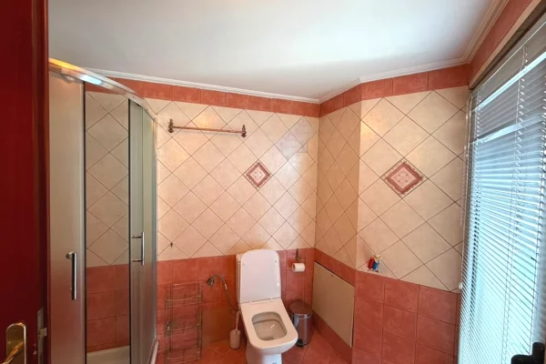 Shtepi ne shitje Apartament ne Sarande, 3+1, Mobilimi Pjeserisht e mobiluar, Pagesa 380,000  Euro.