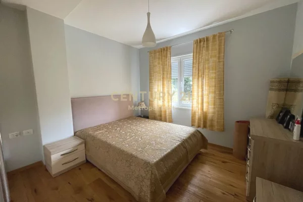 Shtepi me qera Apartament ne Tirane, 1+1, Mobilimi Pjeserisht e mobiluar, Pagesa 800  Euro.