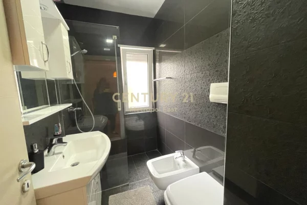 Shtepi me qera Apartament ne Tirane, 1+1, Mobilimi Pjeserisht e mobiluar, Pagesa 800  Euro.