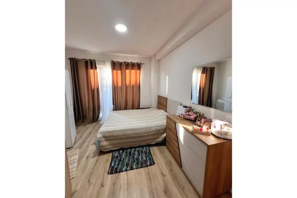 Shtepi ne shitje Apartament ne Tirane, 2+1, Mobilimi Pjeserisht e mobiluar, Pagesa 152,000  Euro.
