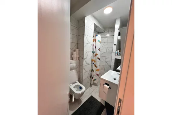 Shtepi ne shitje Apartament ne Tirane, 2+1, Mobilimi Pjeserisht e mobiluar, Pagesa 152,000  Euro.