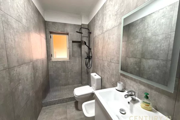 Shtepi ne shitje Apartament ne Tirane, 1+1, Mobilimi E mobiluar, Pagesa 1,800,000  Euro.
