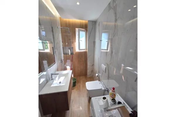 Shtepi me qera Apartament ne Tirane, 2+1, Mobilimi Pjeserisht e mobiluar, Pagesa 890  Euro.