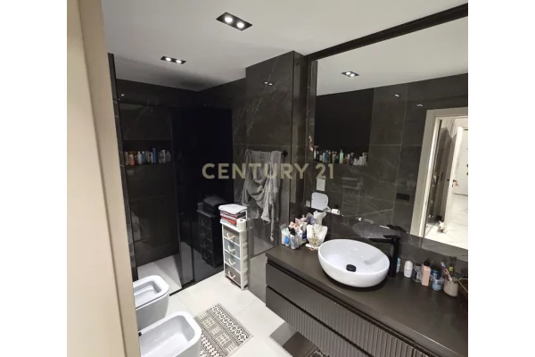 Shtepi ne shitje Apartament ne Tirane, 2+1, Mobilimi Pjeserisht e mobiluar, Pagesa 450,000  Euro.