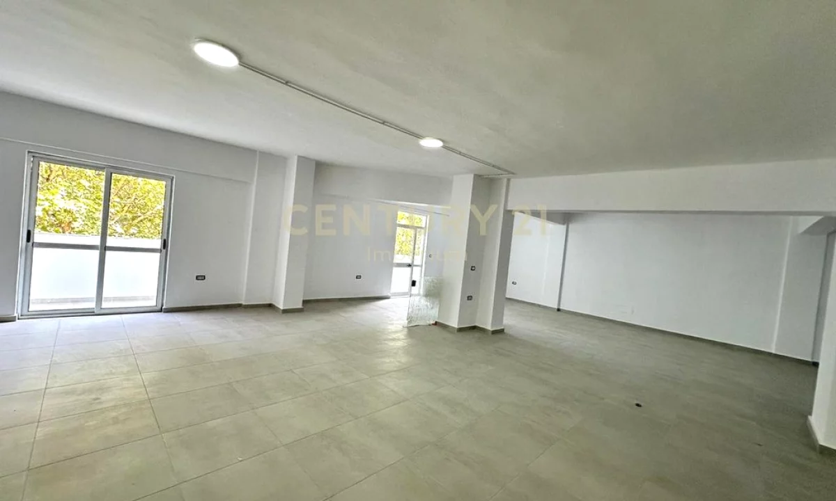 Ambient Komercial 950 m2 me Qira ne Rrugen Dritan Hoxha – Open Space!