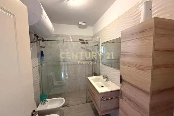 Shtepi ne shitje Apartament ne Tirane, 2+1, Mobilimi Pjeserisht e mobiluar, Pagesa 210,000  Euro.