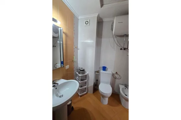Shtepi me qera Apartament ne Tirane, 2+1, Mobilimi Pjeserisht e mobiluar, Pagesa 780  Euro.