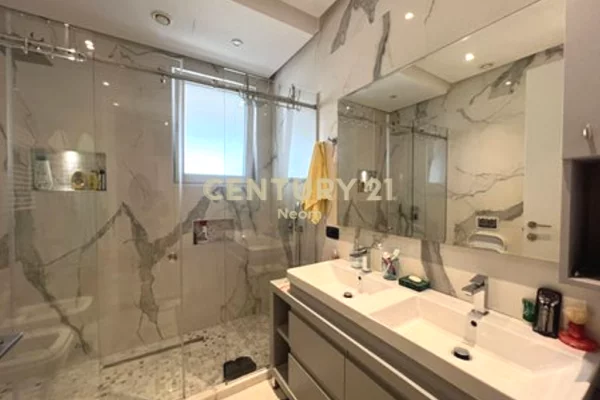Shtepi me qera Penthose(kati i fundit panoramik) ne Tirane, 1+1, Mobilimi Pjeserisht e mobiluar, Pagesa 1,200  Euro.
