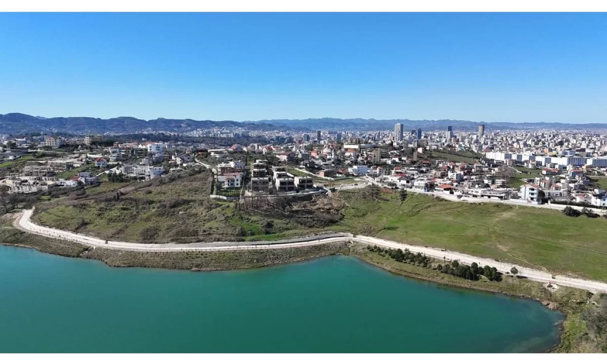 Shtepi ne shitje Vila Luksoze ne Tirane, 4+1, Mobilimi Bosh, pa mobiluar, Pagesa 830,000  Euro.