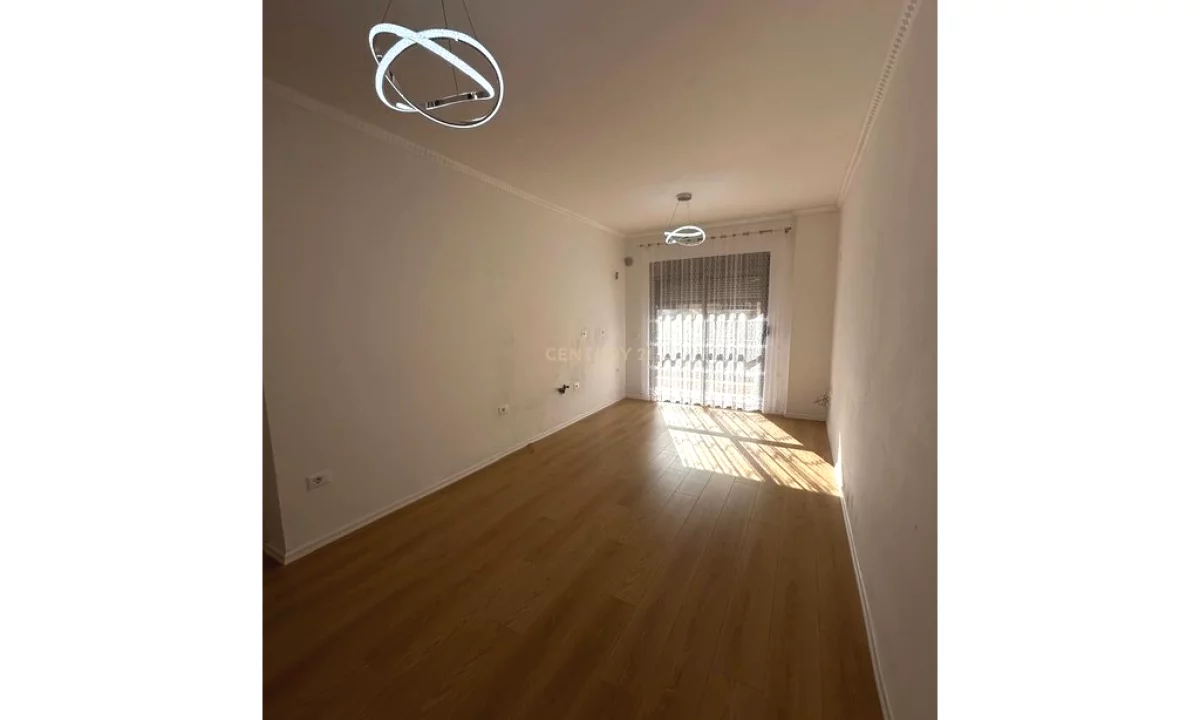 Shtepi ne shitje Apartament ne Tirane, 2+1, Mobilimi Bosh, pa mobiluar, Pagesa 130,000  Euro.