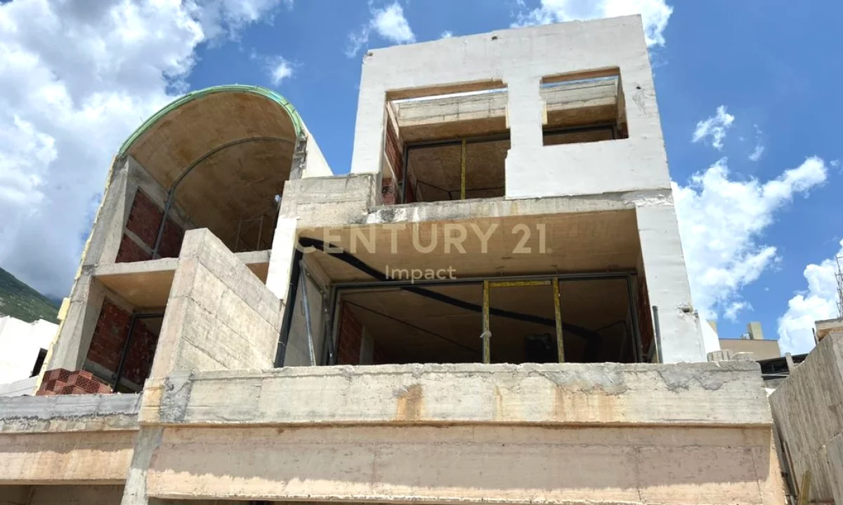 Shtepi ne shitje Apartament ne Vlore, 3+1, Mobilimi Bosh, pa mobiluar, Pagesa 970,000  Euro.