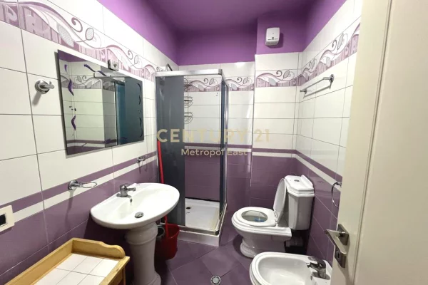 Shtepi me qera Apartament ne Tirane, 1+1, Mobilimi Pjeserisht e mobiluar, Pagesa 1,000  Euro.