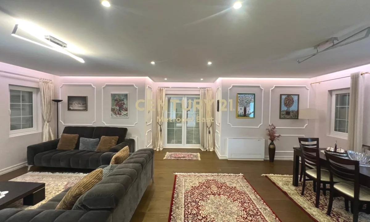 Shtepi ne shitje Vila Luksoze ne Tirane, 4+1, Mobilimi Pjeserisht e mobiluar, Pagesa 943,000  Euro.