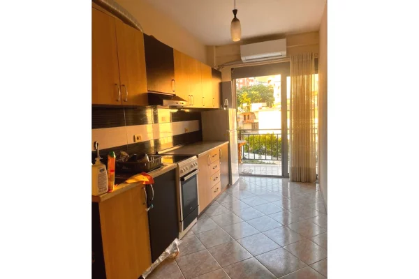 Shtepi me qera Apartament ne Tirane, 1+1, Mobilimi Pjeserisht e mobiluar, Pagesa 400  Euro.