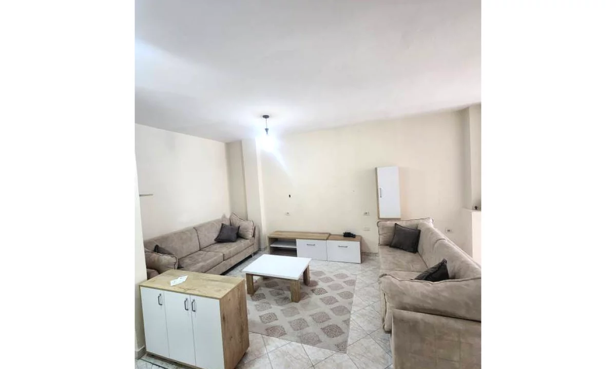 Shtepi me qera Apartament ne Tirane, 1+1, Mobilimi Pjeserisht e mobiluar, Pagesa 400  Euro.