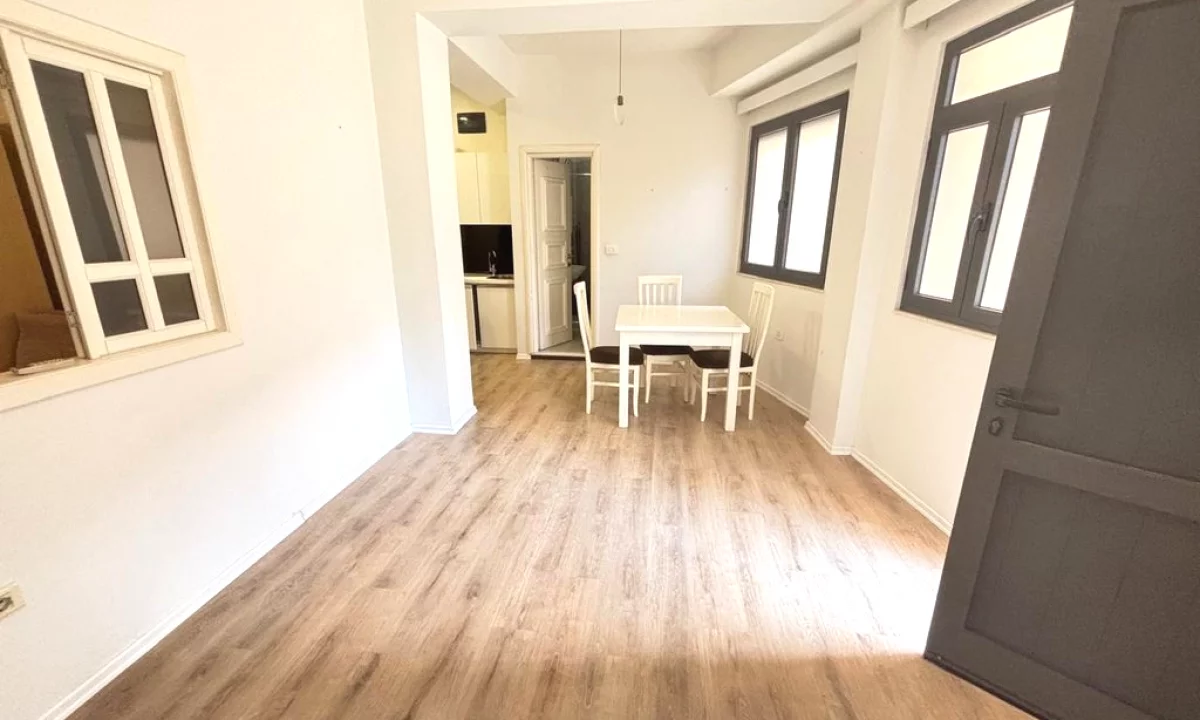 Shtepi me qera Apartament ne Tirane, 1+1, Mobilimi Pjeserisht e mobiluar, Pagesa 500  Euro.