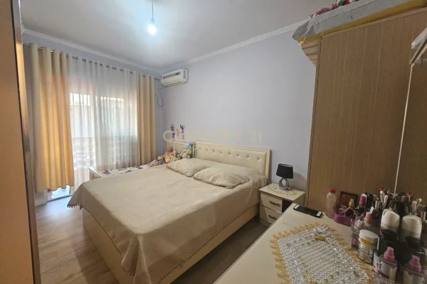 Shtepi ne shitje Apartament ne Tirane, 1+1, Mobilimi Pjeserisht e mobiluar, Pagesa 118,000  Euro.