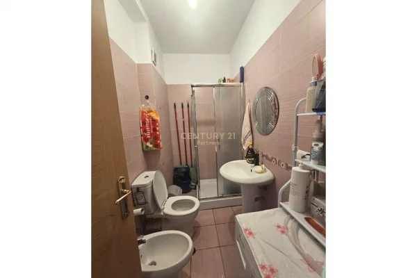 Shtepi ne shitje Apartament ne Tirane, 1+1, Mobilimi Pjeserisht e mobiluar, Pagesa 118,000  Euro.