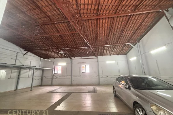 Magazinë 200 m² me qira pranë Pazarit të Ri