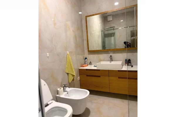 Shtepi ne shitje Apartament ne Tirane, 2+1, Mobilimi E mobiluar, Pagesa 370,000  Euro.